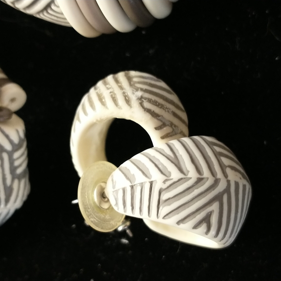 Tribal necklace earrings and stretchable bracelet new never worn - Picture 2 of 5